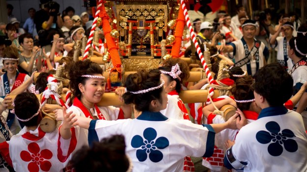 Girls mikoshi matsuri - tenjin matsuri - 天神祭 - 天神祭ギャルみこし
